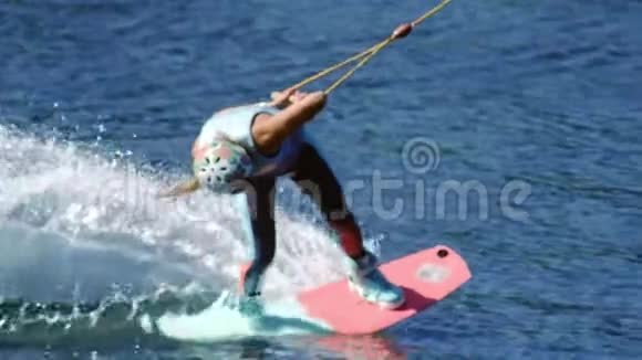 年轻女子在夏河上骑着尾板在河水上娱乐视频的预览图