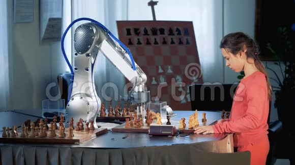 聪明的scgool女孩和机器人手臂下棋象棋机器人儿童天才概念视频的预览图