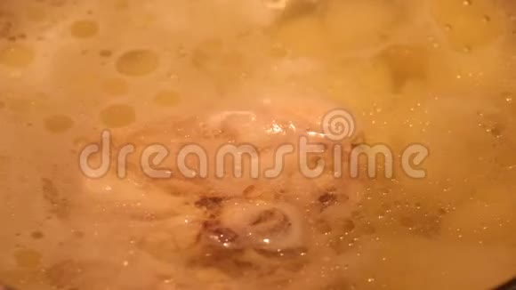 热鸡肉汤表面的脂肪滴视频的预览图