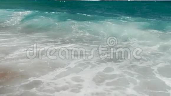 慢动作美丽的视频蓝色海浪冲破海岸线沙滩上的海浪视频的预览图