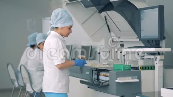 诊所工作人员在现代医院实验室装载一台试验机视频的预览图