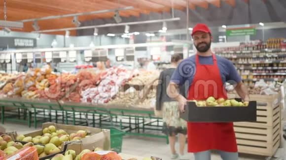 男超市店员在蔬菜部装梨箱视频的预览图