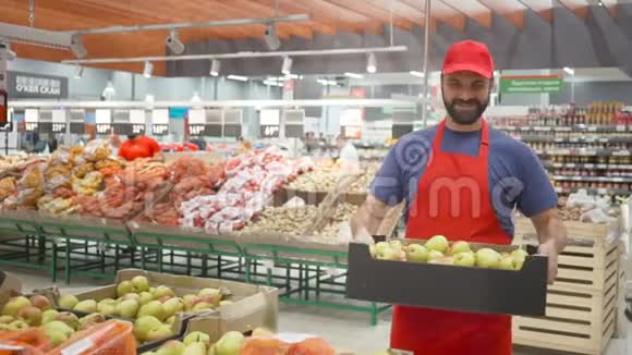 快乐超市店员在蔬菜部装满梨的盒子视频的预览图