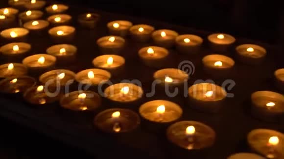 蜡烛架上的蜡烛放在天主教教堂里视频的预览图