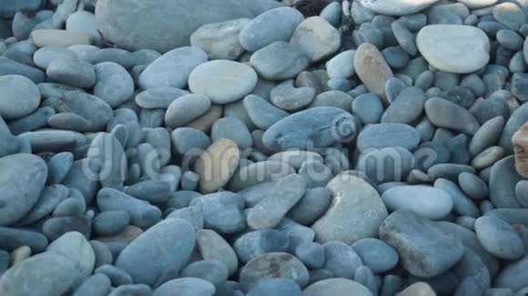带有石头的抽象背景弹珠海岸带有石头的抽象背景视频的预览图