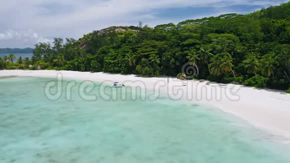 空中4k镜头热带异国海滩与完美的白色沙滩与绿松石蓝色海洋泻湖视频的预览图