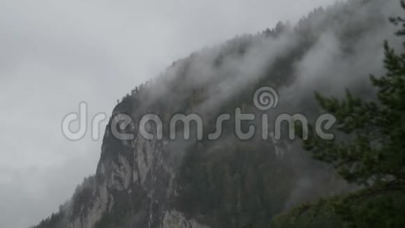 云层中的山脉视频的预览图