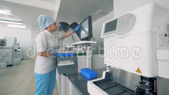 女性在监视器上打字而医疗设备则在实验室工作4K视频的预览图