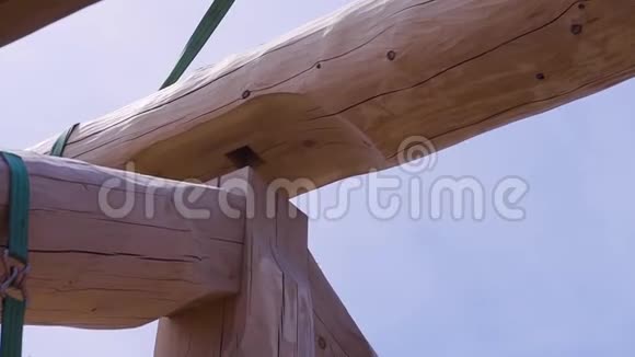 木制屋顶建筑剪辑房屋屋架系统施工安装木梁视频的预览图