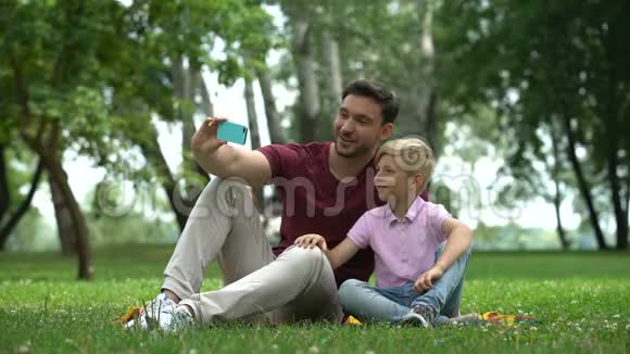 父亲和儿子通过智能手机与母亲交谈户外视频会议视频的预览图