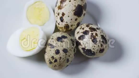 未煮熟的散鹑蛋在白色背景上的顶部视图健康的视频的预览图