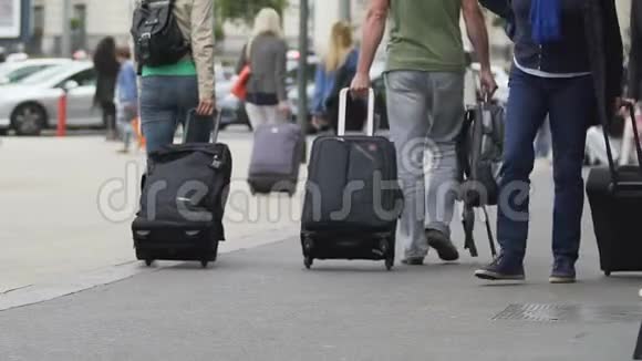 带手提箱的游客离开机场人们旅行慢动作视频视频的预览图