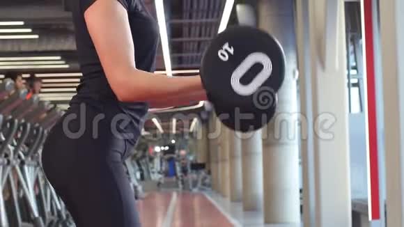 运动女性用杠铃给肌肉打气视频的预览图