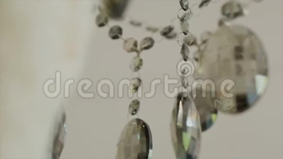 水晶吊灯很大的经典水晶低角度拍摄的一个大漂亮水晶豪华吊灯带着闪光视频的预览图