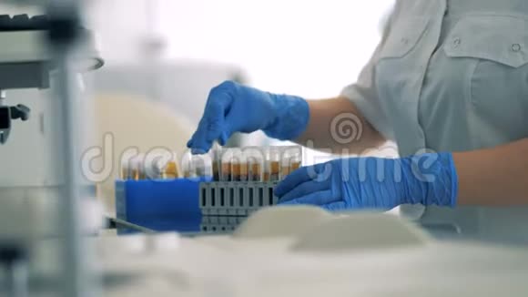 关闭实验室工作人员用血液重新定位探头视频的预览图
