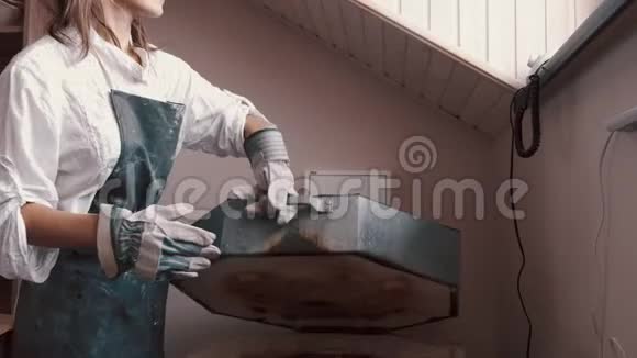 波特为她的盘子准备烤制陶窑视频的预览图