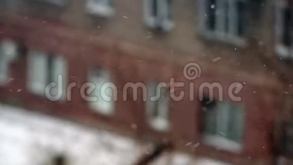 在城里下雪模糊的建筑背景选择性重点视频的预览图