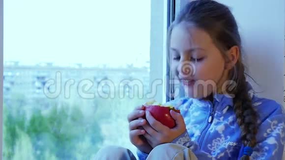 女孩在吃苹果视频的预览图