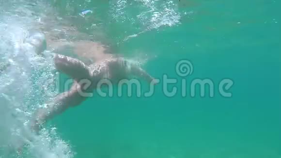 在清澈的西班牙海洋上游泳的漂亮女孩视频的预览图