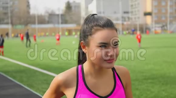 亚洲女运动员正在体育场跑步健身运动理念视频的预览图