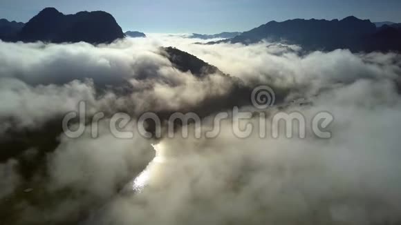 空中河流通过散射雾在阳光下照射视频的预览图