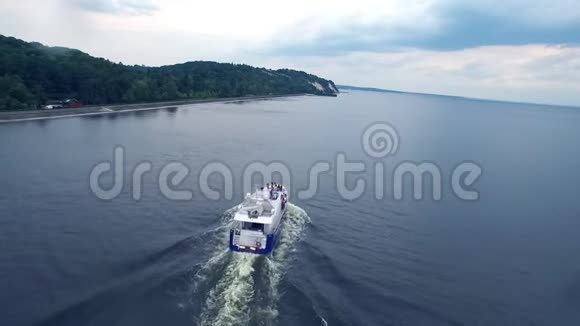 白色游艇在水上航行夏天的水上之旅旅游船视频的预览图