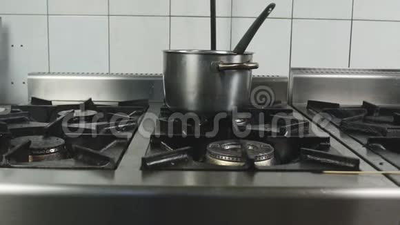 厨房餐厅或咖啡厅的不卫生的油腻的肮脏的煤气炉不锈钢的锅视频的预览图