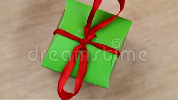 绿色礼盒视频的预览图