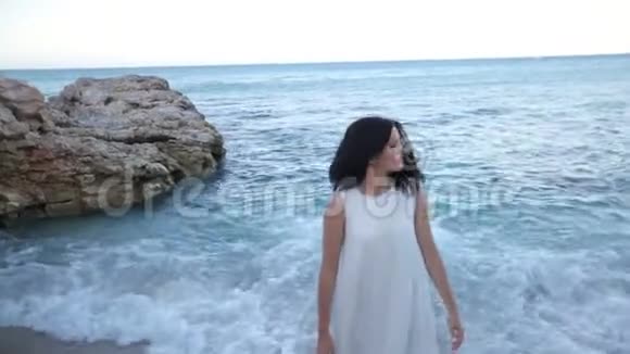 一个美丽的黑发女孩在海边为结束假期而悲伤需要回家希腊视频的预览图
