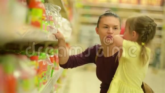 妈妈和女儿正在超市买果汁超市购物更有趣视频的预览图