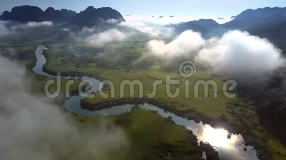 青翠的山谷弯弯曲曲的河水在云间依山而行视频的预览图