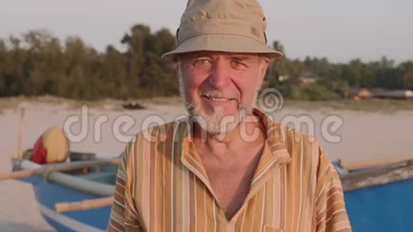 在他的渔船附近戴帽子的资深渔夫的肖像西西里视频的预览图