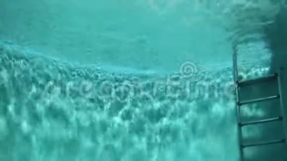 里面是蓝色的水场景从水下看到的蓝色游泳池的照片非常适合作为您的背景使用视频的预览图
