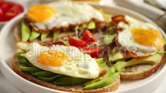 提供健康早餐包括鳄梨切片三明治和煎蛋视频的预览图