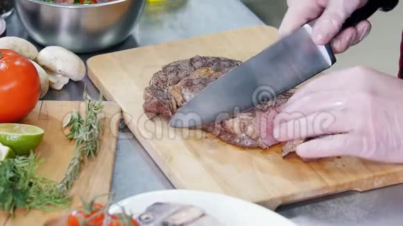 餐厅厨房厨师在切煎牛排视频的预览图