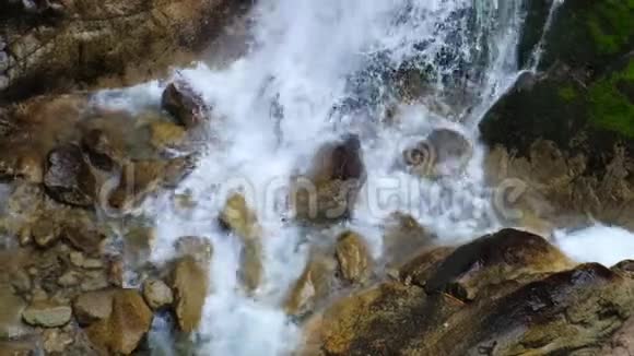 山瀑布流在岩石上视频的预览图