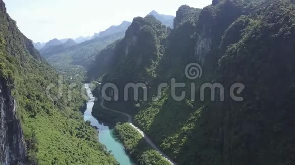 在悬崖峡谷中驾驶汽车在赛道上观赏河流视频的预览图