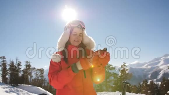 阳光下滑雪场女滑雪者的肖像视频的预览图
