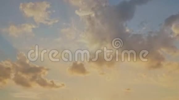 时间推移在美丽的夕阳下移动的云视频的预览图