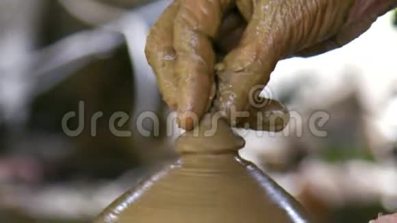 铺盖陶工在陶罐盖上做小锥视频的预览图