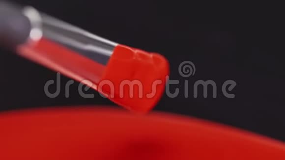 红色油漆口红液体质地刷子油画颜料用于绘画混合色调艺术化妆用于面部视频的预览图