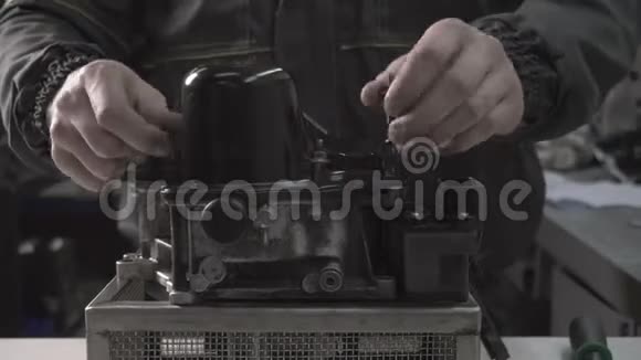 机械手拆卸汽车自动变速器DSG7变速机蓄能机视频的预览图