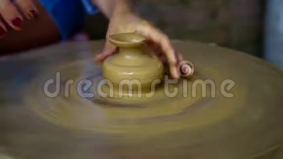 从少女制泥壶到陶轮的运动视频的预览图
