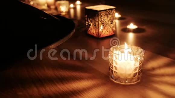 挂鼓上的特写躺在黑暗中旁边是一些明亮的蜡烛视频的预览图