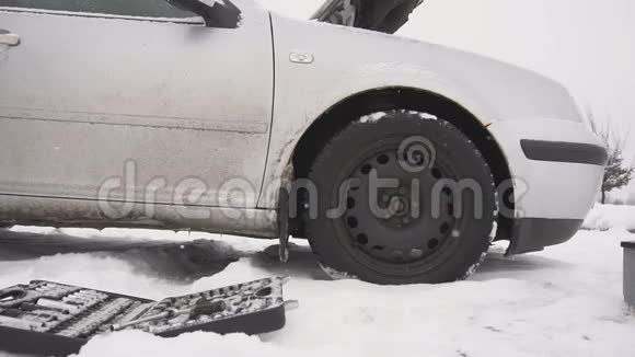 冬季车用柴油的冻结低质量的柴油雪问题慢运动视频的预览图