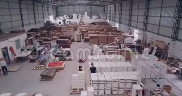 人们在家具厂工作家具生产景家具厂生产区视频的预览图