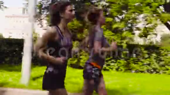 两个女人在河边的城市里奔跑视频的预览图