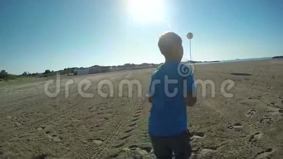 男孩沿着海滨跑视频的预览图