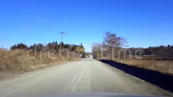 白天驾驶农村污物道查看POV的驱动点视频的预览图