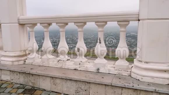 通过栏杆柱可以看到城市秋天的天空视频的预览图